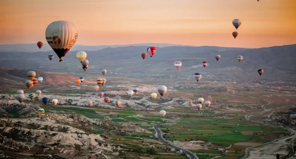 travel aesthetic picture of hot air balloons in Cappadocia